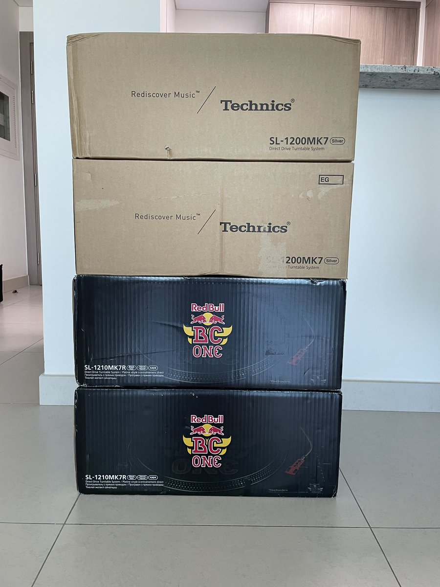 djjeanb's tweet photo. Well what do we have here ๐คฉ@technics @redbullbcone #TechnicsSL1200 #SL1200 #technicsturntable https://t.co/HtYrnuVLe7