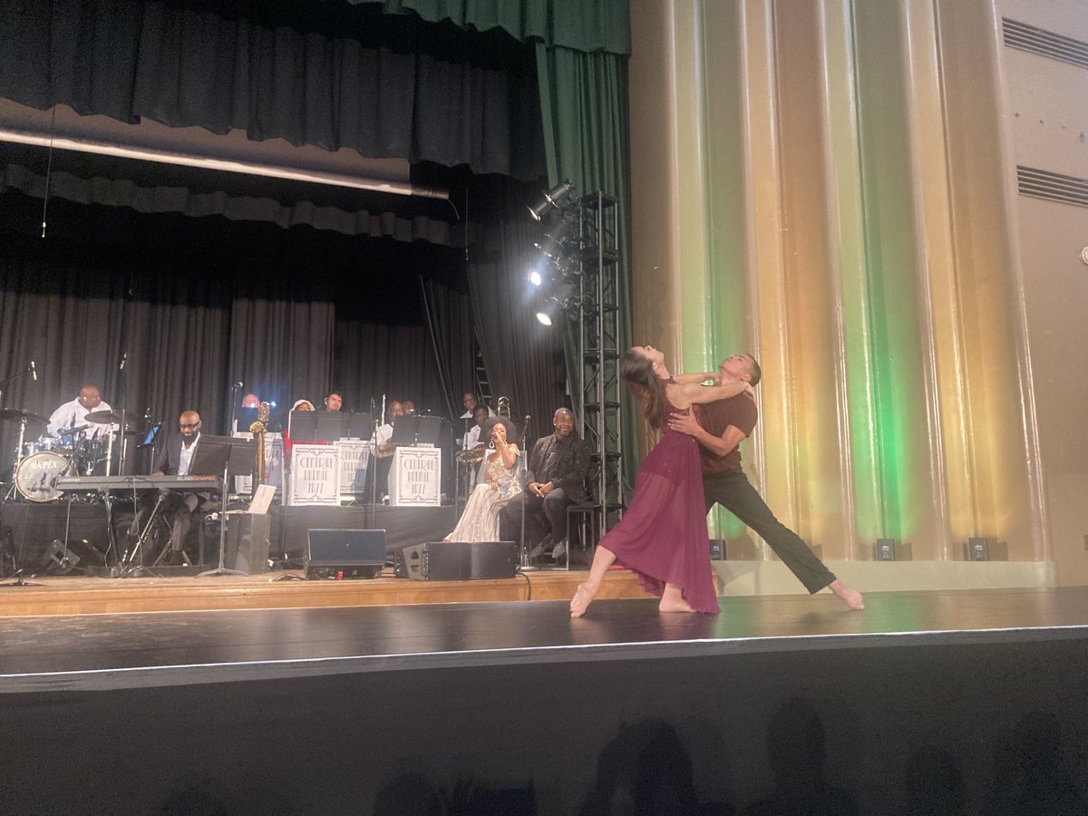 lausd_ldc's tweet photo. Jazz is back ⁦@Jefferson_Demos⁩ thanks to ⁦@museique_exp⁩ . Todays performance gave students a rich history lesson about the jazz scene on Central Ave &amp; famous alumni Etta James &amp; Alvin Ailey. ⁦@Historic_Cos⁩ ⁦@FrancesBaez10⁩ ⁦@Jackie4LAkids⁩ https://t.co/I9aN2MFe8t