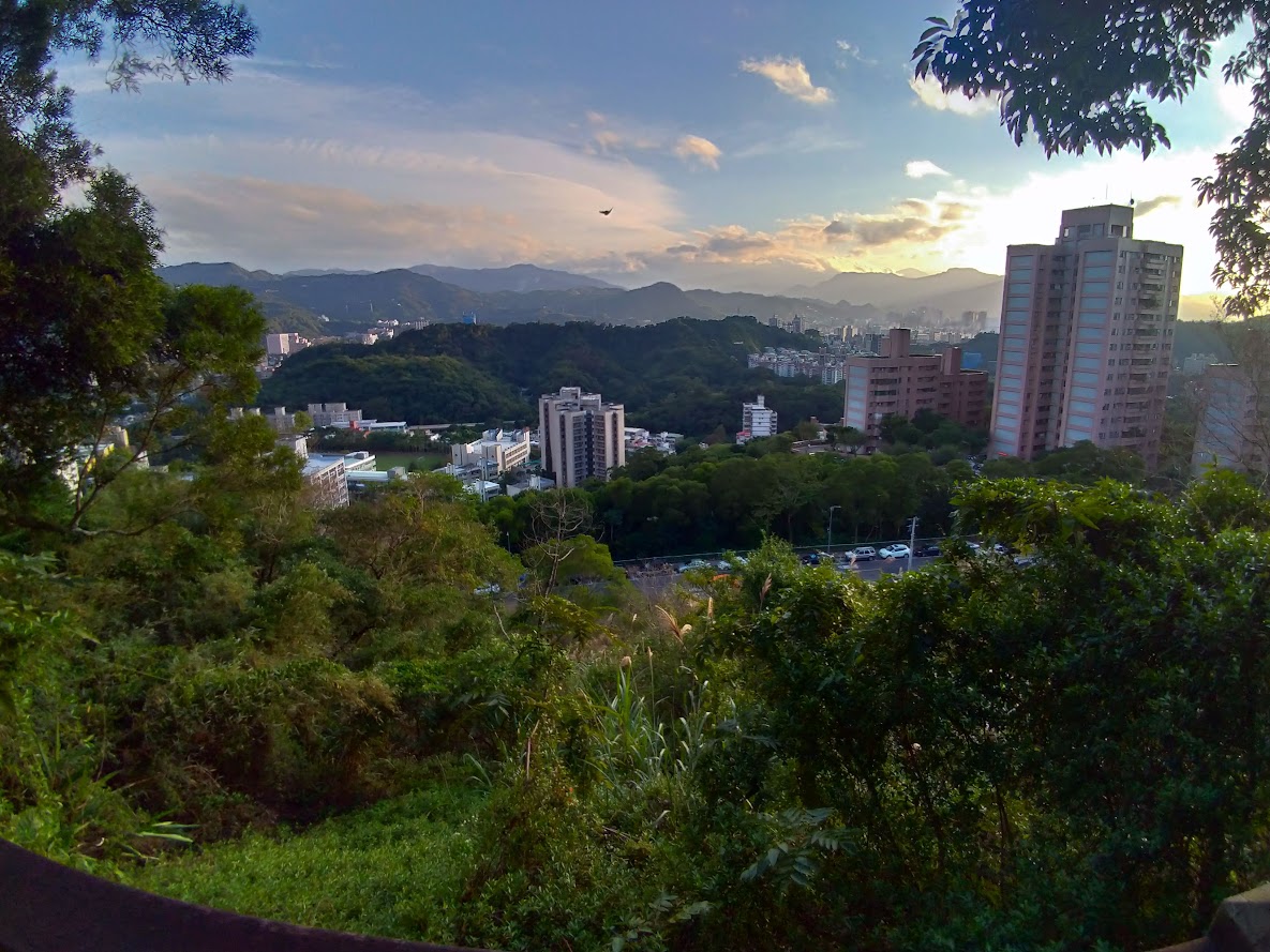 countingtls's tweet photo. @LeLopstuff On the edge of the Taipei city of millions of people. I can still find hiking spots pretty easy. https://t.co/96EuxZZkVA