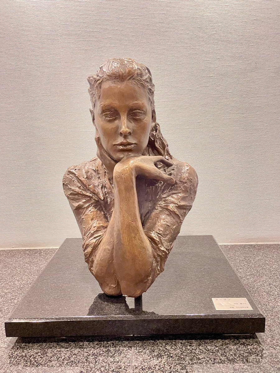 luci_oc's tweet photo. 街中の朝倉響子作品　スーザ ン
#朝倉響子　#susane #publicart
#sculpture 
#北とぴあ　#王子　#東京北区 https://t.co/9q2v2Ehj3R