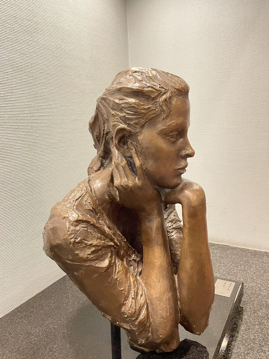 luci_oc's tweet photo. 街中の朝倉響子作品　スーザ ン
#朝倉響子　#susane #publicart
#sculpture 
#北とぴあ　#王子　#東京北区 https://t.co/9q2v2Ehj3R