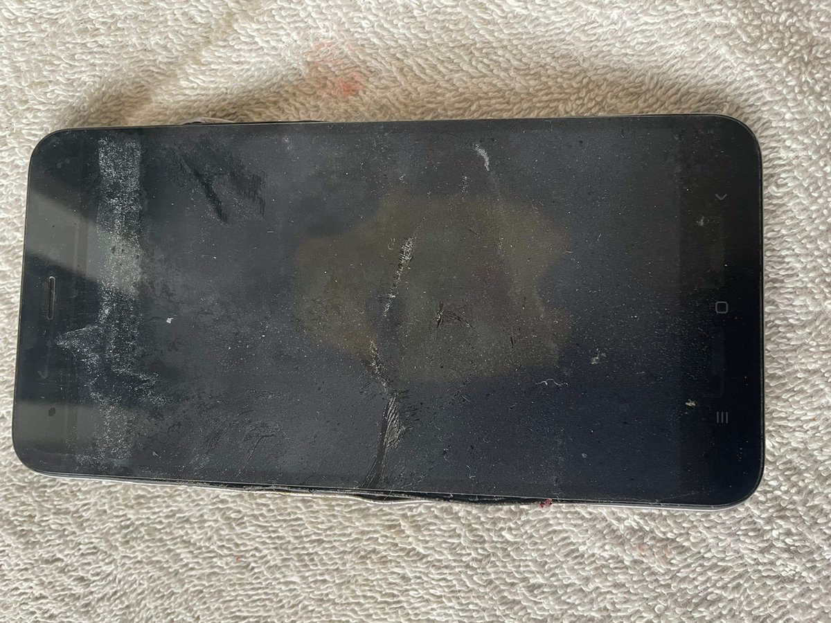 BNR173's tweet photo. @Mdtalk16 @astitvam @RedmiIndia @manukumarjain @s_anuj One more similar incident happened in my frnd 's home.. Again MI Mobile

Aunty kept mobile on pillow side n she was sleeping, uncle saw something burning at the right time.. Otherwise this same blast incident would happen..

@MiIndiaSupport @RedmiIndia
@nitin_gadkari 
@PMOIndia https://t.co/BASl0ADH7R