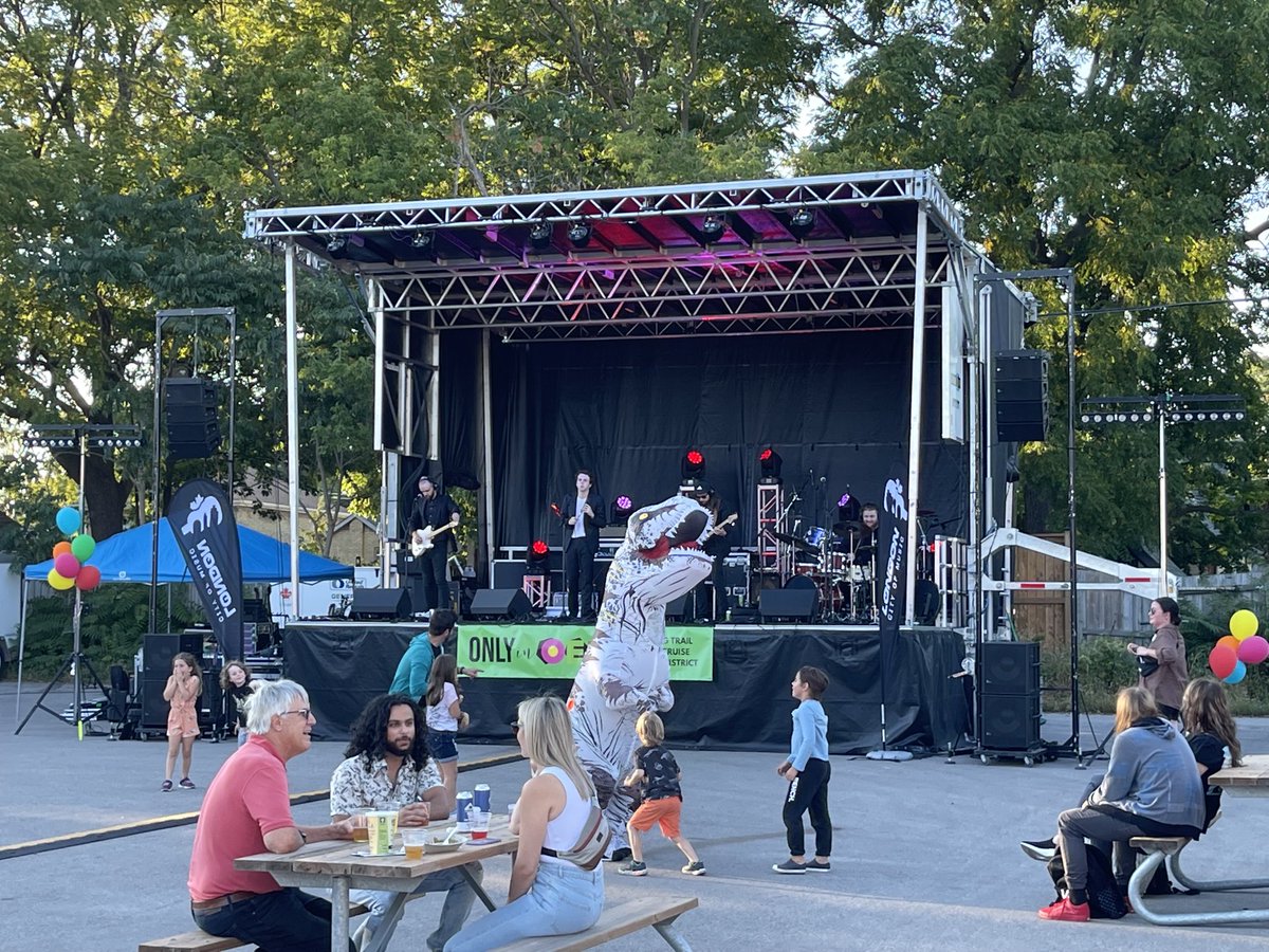 westernprof's tweet photo. Having an amazing time with ⁦@TheHEALab⁩ team helping out #oevbia at the #onlyinoev Friday event. Now rocking with ⁦@CrownLandsMusic⁩ Wow #oevldn #ldnont !!! https://t.co/5Dl2775nof