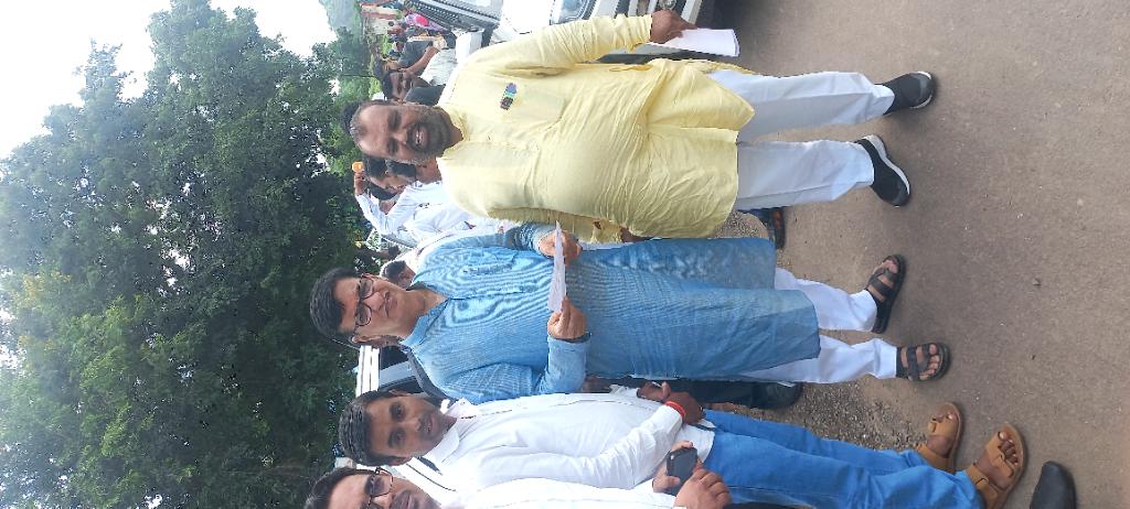 Milindchitte5's tweet photo. महाराष्ट्र राज्याचे माजी महसूल मंत्री तसेच विधिमंडळ नेते माननीय नामदार बाळासाहेब थोरात यांना संगमनेर येथे निमंत्रण देताना उत्तर महाराष्ट्र ओबीसी विभागीय अध्यक्ष विजय राऊत साहेब महाराष्ट्र कांग्रेस कमेटी ओबीसी विभाग प्रदेश उपाध्यक्ष मिलींद चित्ते नासिक शहर अध्यक्ष *गौरव वाघ* https://t.co/i9Wm7O0fh5