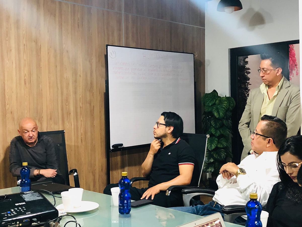 PSEcuatoriano's tweet photo. #PSEenTerritorio 🚩| El día de hoy se mantuvo una reunión con nuestros compañeros candidatos por Rumiñahui, en compañía de Santiago Pérez y Decio Machado 🙌🏼

#PSEPichincha
#PSENacional https://t.co/5haq0o96xX