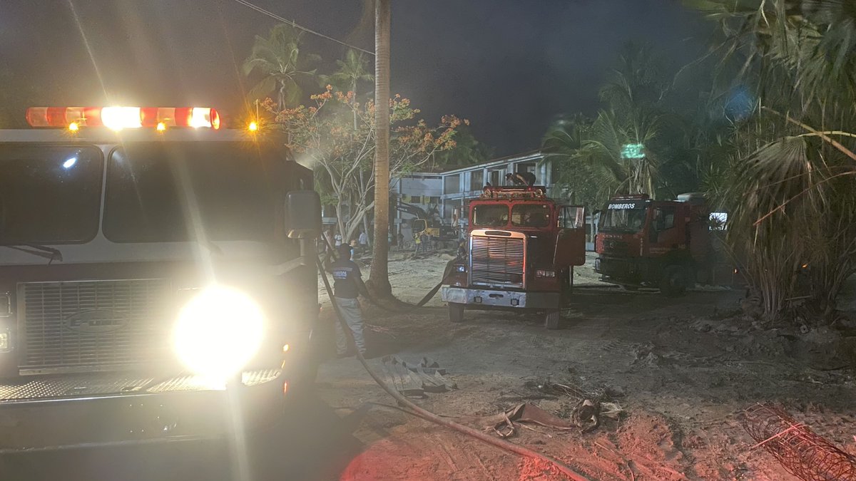 BrunoBenitezRD's tweet photo. #Actualización | @BomberosVPC logró sofocar el incendio estructural registrado en el restaurante del antiguo hotel Natural Park coordinado vía el @Sistema911_RD y el @DGRD_Oficial.

Utilizadas (7) Unidades de Bomberos, (2) Unidades de la @RegionalEstePN y (1) de @PoliturRD. https://t.co/yAXWiJYvuK