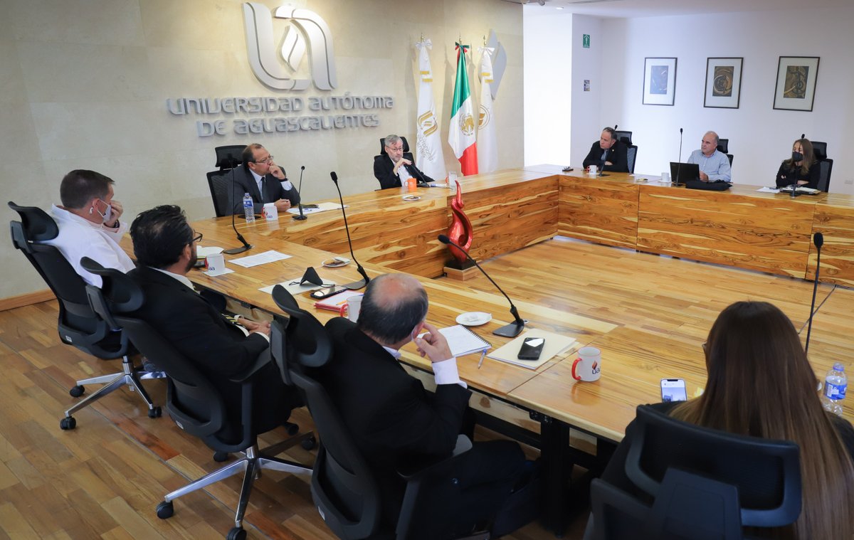 Les comparto algunas fotos de la reunión extraordinaria de la Comisión Ejecutiva Universitaria que celebramos el día de hoy. Les deseo a todos un excelente fin de semana.