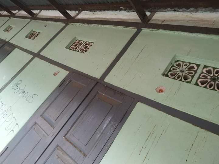 miN13700's tweet photo. At ar 5.30am on Sep9, camp of King Fighter PDF based in Magway's Myaing tsp, was raided by abt 70 junta troops by firing weapons, and weapons&amp; camp items, worth abt 80lakh MMK, were seized &amp; torched. They also shot dead a goat &amp; looted jewelry from a home in a vlg
#2022Sept10Coup https://t.co/eCnycEpCLV