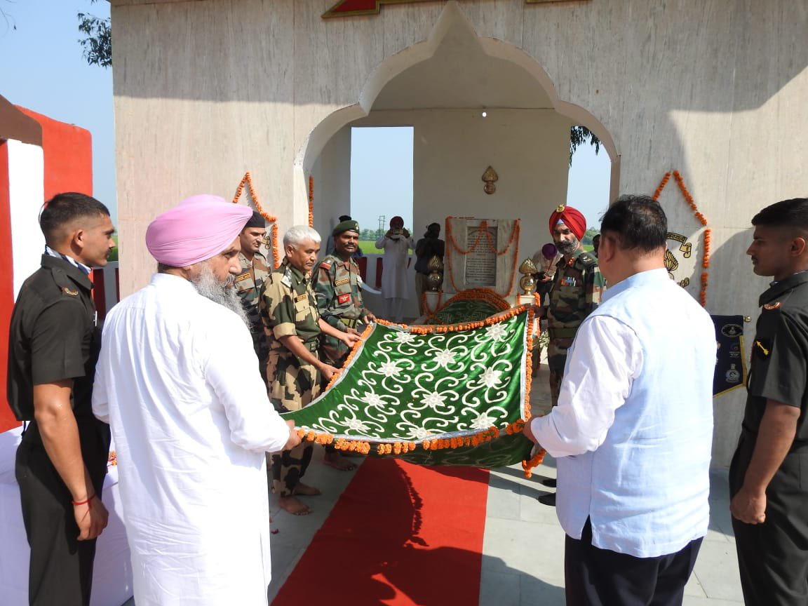 He honoured Veterans and their kin who were part of Asal Uttar battle in #1965war #ValourandSacrifice #NationFirst
@prodefencechan1 @westerncomd_IA @PIBChandigarh @PIB_India @DDNational @DDNewslive @air_jalandhar @ANI @PIB_Jalandhar @DDChandigarh @airnews_chd @uniindianews