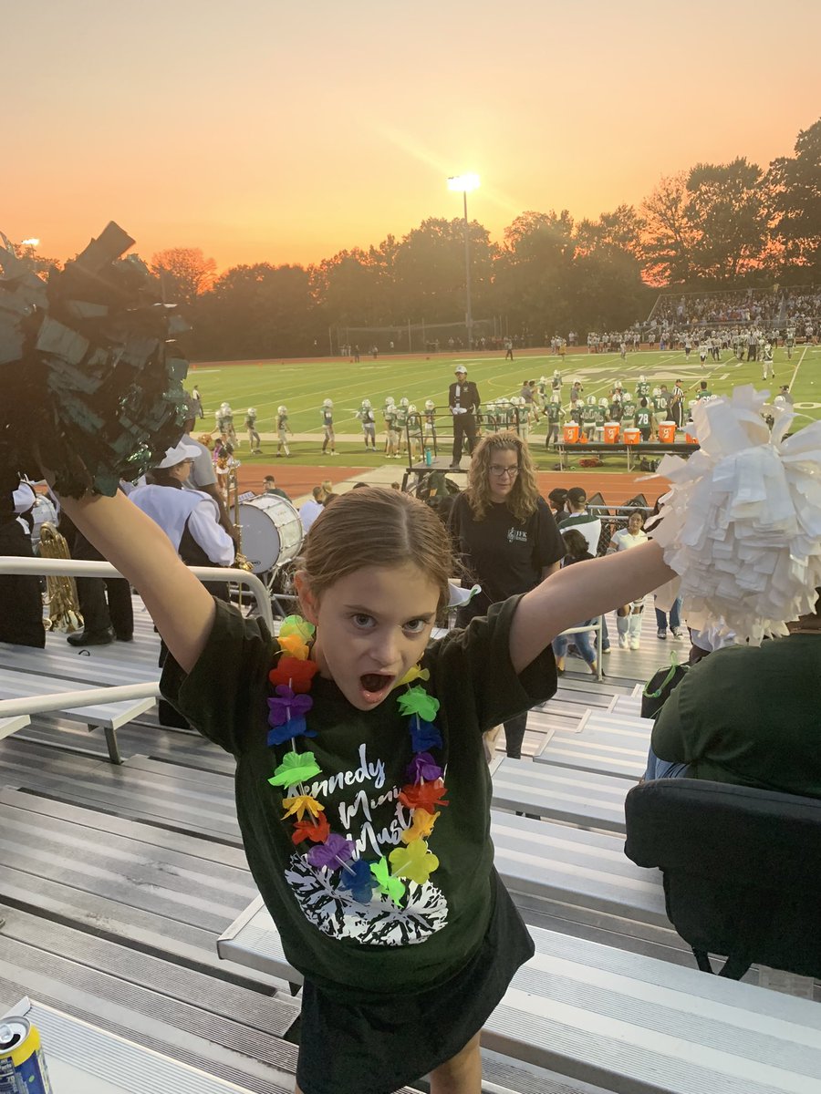 MrsVoorheesGr4's tweet photo. Thank you @Miss_Szoke for having the #minimustangs at the game tonight! Our girl loved it! https://t.co/lLEuR4DTaZ