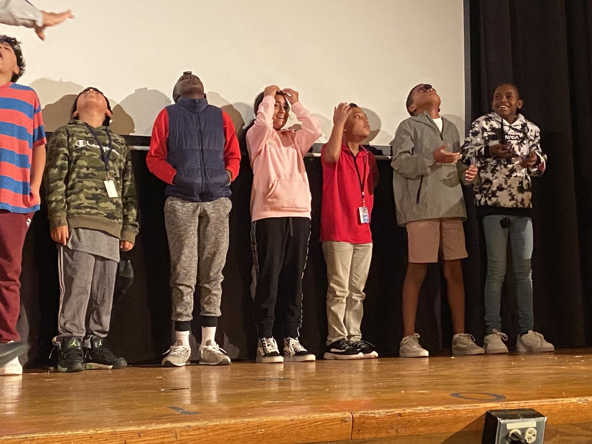 MsDingSGS_FTPS's tweet image. Our Welcome Back Assembly successfully ended with students and staff playing Minute-To-Win-It games. Student winners won SGS water bottles. #MsLozanoMC @MrSheffrin_FTPS @SGS_FTPSchools