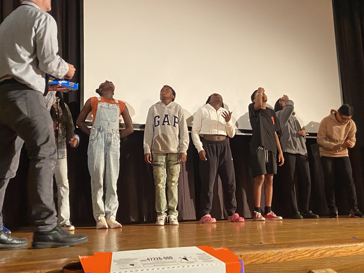 MsDingSGS_FTPS's tweet image. Our Welcome Back Assembly successfully ended with students and staff playing Minute-To-Win-It games. Student winners won SGS water bottles. #MsLozanoMC @MrSheffrin_FTPS @SGS_FTPSchools