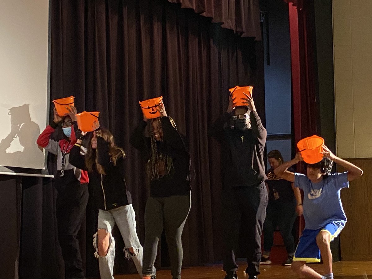 MsDingSGS_FTPS's tweet image. Our Welcome Back Assembly successfully ended with students and staff playing Minute-To-Win-It games. Student winners won SGS water bottles. #MsLozanoMC @MrSheffrin_FTPS @SGS_FTPSchools