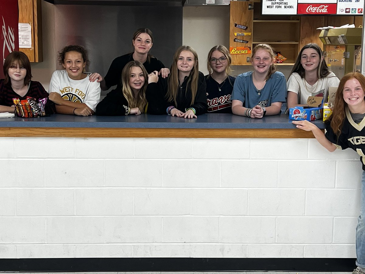 WFladyHoops's tweet photo. JH girls basketball getting in on the football concession stand action tonight! Go Tigers!! https://t.co/Beta6tNrjY