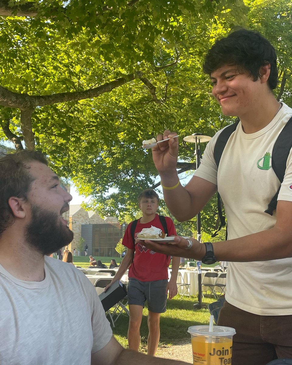 PeirceDining's tweet photo. Kenyon’s Community Feast was a total
success!! We had so much fun with you all. Thank you to everyone in the community who came out - it was a blast! 🍔🌭🥗🎊😋 https://t.co/J1Fpc27jb2