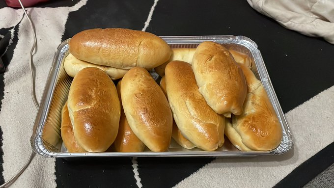 Папочка всех накормит?
5 часов утра, а я пеку пирожки с картошкой и грибами...
P.s. Как говорится, и