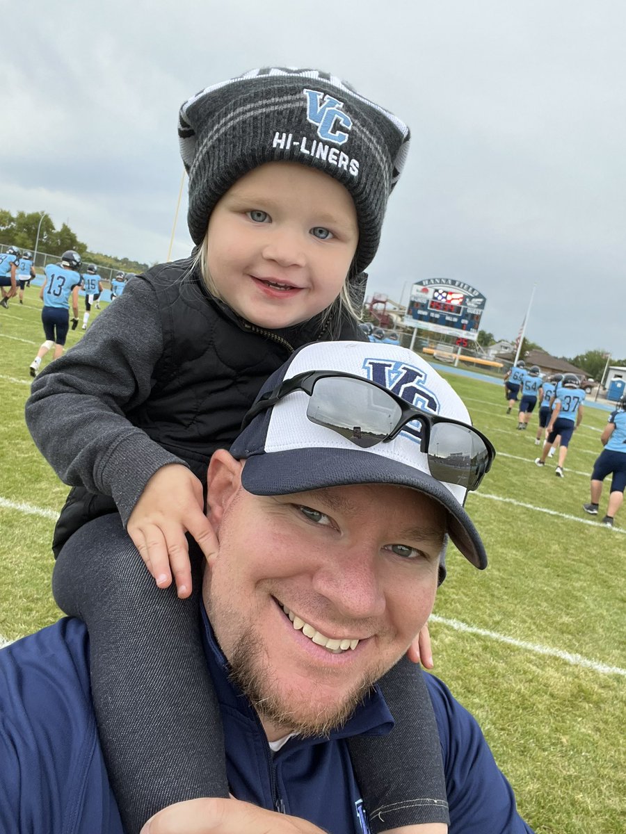 COACHSmitty53's tweet photo. What a TEAM WIN! Proud of these kids and there mentality and execution.
What a great night to be a Hi-Liner!
Valley City 53 Devils Lake 7
#RollTrain #HiLiners #WingTfb https://t.co/5dDhXKzc9w