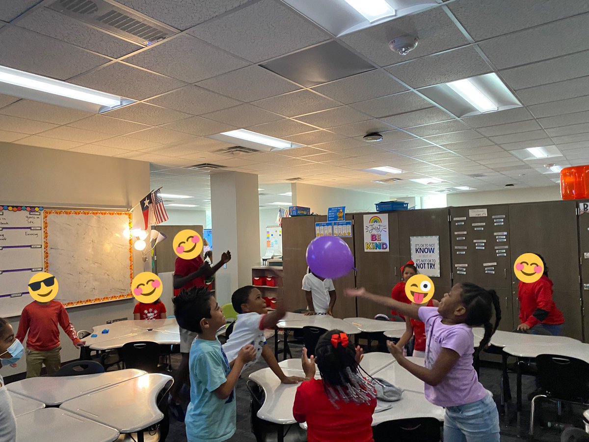 EvaPCFISD's tweet photo. I heard and saw amazing things in Ms. Hackworth’s class today! #SecondGradeMath #3DShapes #RealWorldExamples these students were so engaged and excited! They were able to tell me what shape the balloon was and also list it’s attributes! 😁 @Hancockcfisd https://t.co/L2MCxhGBnZ