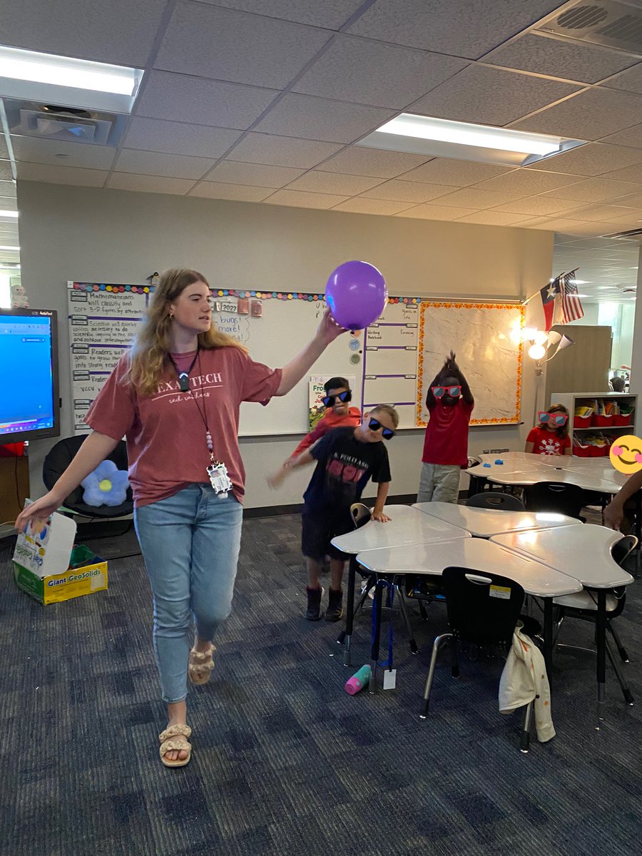 EvaPCFISD's tweet photo. I heard and saw amazing things in Ms. Hackworth’s class today! #SecondGradeMath #3DShapes #RealWorldExamples these students were so engaged and excited! They were able to tell me what shape the balloon was and also list it’s attributes! 😁 @Hancockcfisd https://t.co/L2MCxhGBnZ