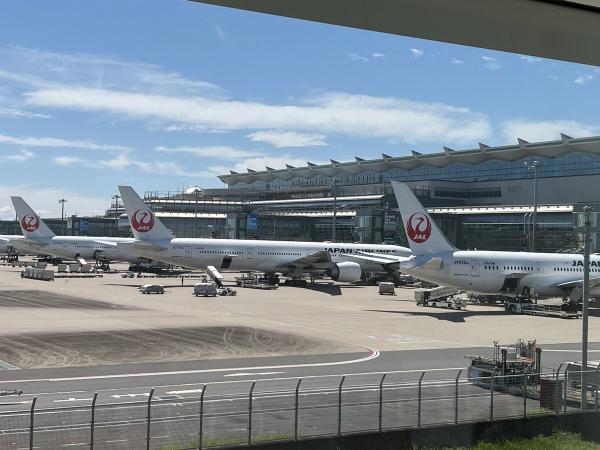 🇫🇷🛬🇯🇵

こんにちは。

🗼The #RedArtGames has landed in Tokyo after a looooong flight!

We may feel a little bit like Bill Murray at the beginning of Lost in Translation but that won’t stop us from exploring the city!😴

✌️レッツゴー!