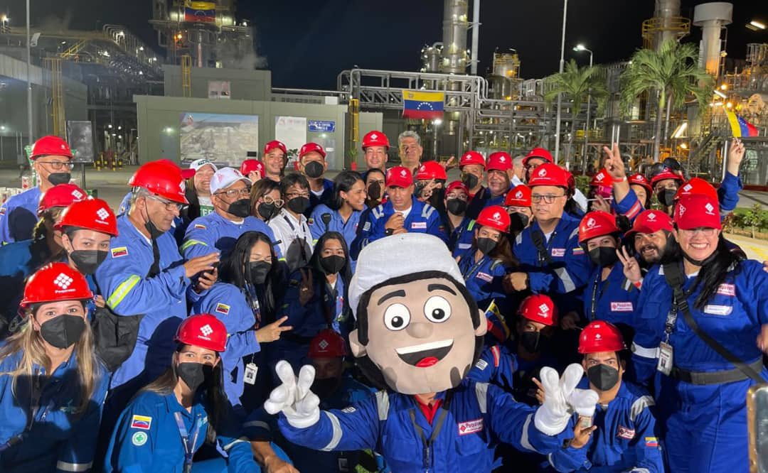 De la mano de nuestro Presidente Obrero <a href="/NicolasMaduro/">Nicolás Maduro</a> y nuestro ministro <a href="/TareckPSUV/">Tareck El Aissami</a>, seguimos avanzando en el fortalecimiento de nuestra Industria Petroquímica, dirigidos por nuestro primer trabajador <a href="/TellecheaRuiz/">Rafael Tellechea</a>.

🇻🇪¡Producir es vencer y en Pequiven estamos venciendo!