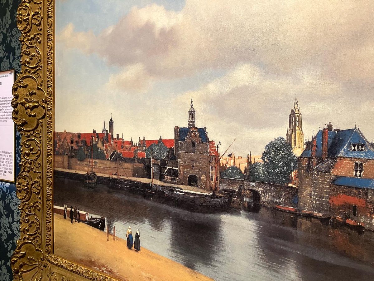 フェルメール「#デルフト眺望」 空の厚い雲間から陽が射し、はるか遠く