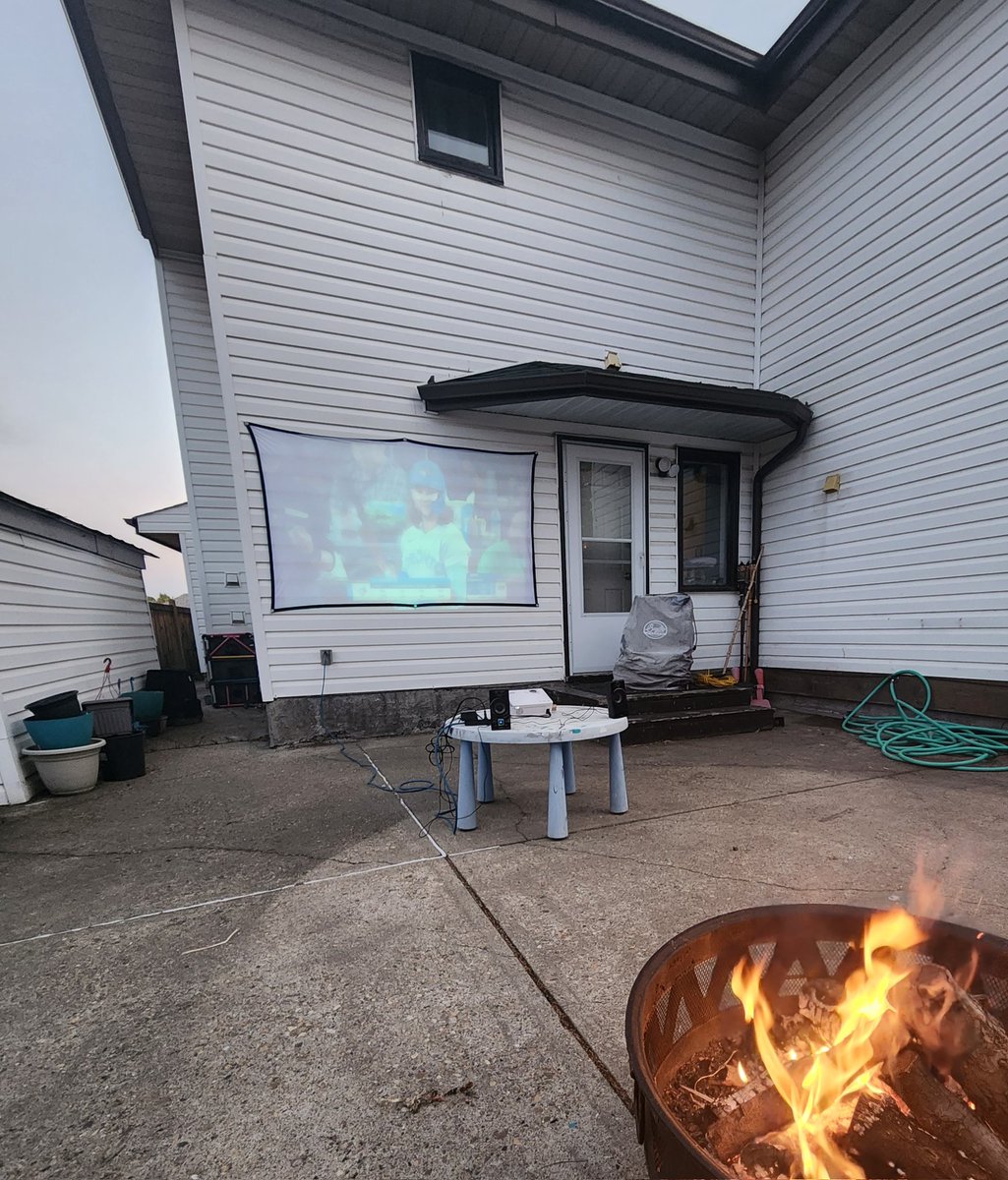 Miss_Ruthless31's tweet photo. Best way to watch @BlueJays baseball #outdoortime #fallinyeg #backyardfire https://t.co/NCG7hISVRg