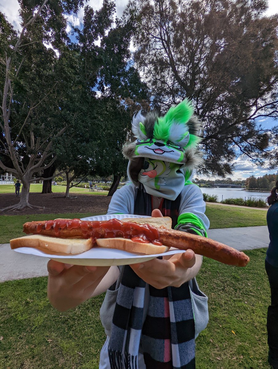 I got the ULTIMATE SAUSAGE at <a href="/FurJAM_Team/">FurJAM</a> 🌭🌭🌭🌭🌭