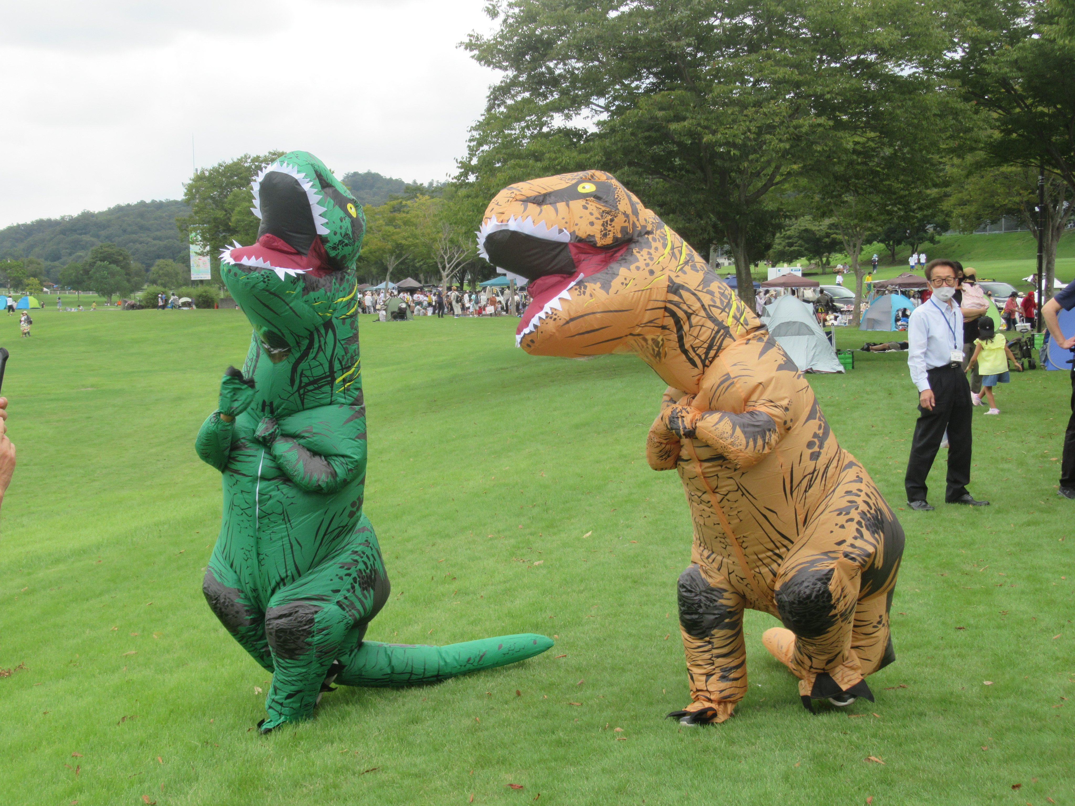 滋賀県希望が丘文化公園 希望が丘スポーツフェスティバルに恐竜が出現 子どもも大人も大はしゃぎです 次は何時に出現するかな フリーマーケットも同時開催です 皆様ご来園ください スポーツフェスティバル 希望が丘 恐竜出現 フリー