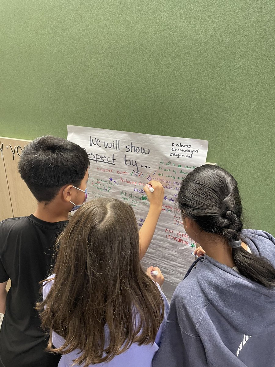 HJM_Sanchez's tweet photo. Spent time today with the amazing leadership team at Woodridge and also connected with some Clyde Hill scholars as they learned about growth mindset and co-constructed their class charter.  Another great day in @TheBSD405 #creatorsoftheirfutureworld https://t.co/OQqzOAUDf7