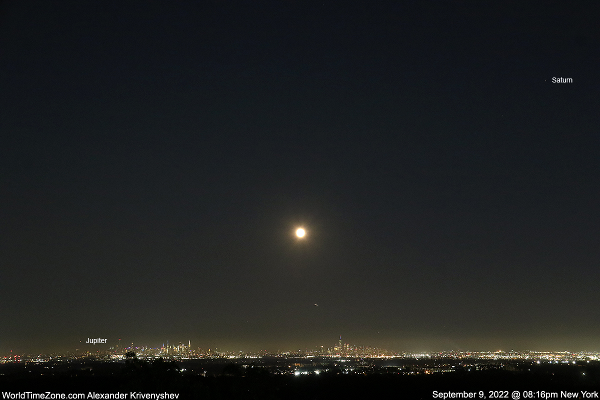 wtz's tweet photo. The Harvest Moon rises above Manhattan, New York City tonight.
#newyork #moon #moonrise #saturn #overthemoon #overmoon #fullmoon #supermoon #earthskyscience #nightsky #SPACEdotcom #manhattan #fullmoon #HarvestMoon https://t.co/GeMhC3WVFS