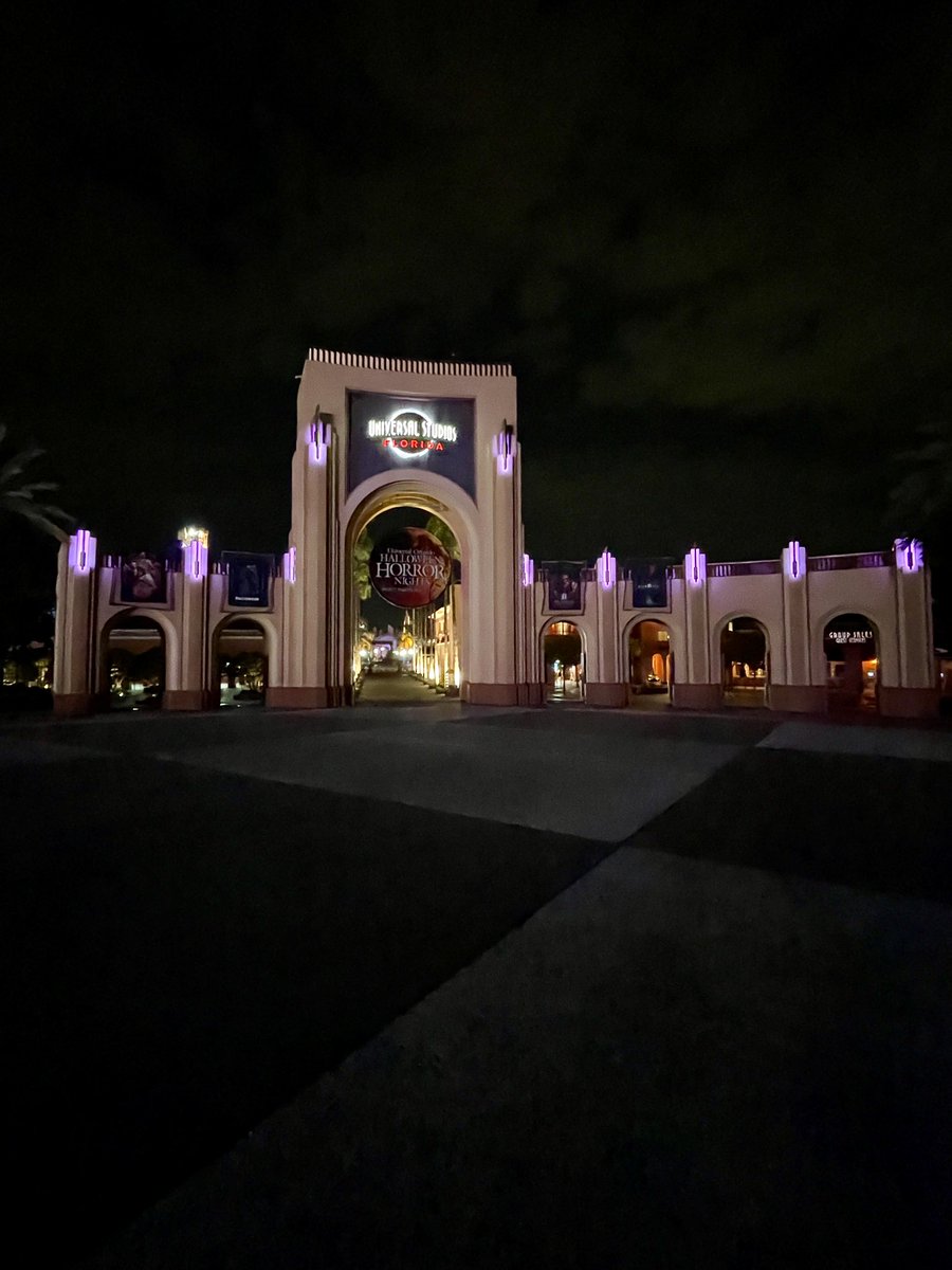 Z14Photography's tweet photo. Friday night @HorrorNightsORL 31…see you in the fog 🎃

#HHN31 #HHN #HalloweenHorrorNights https://t.co/vYngmCLevf