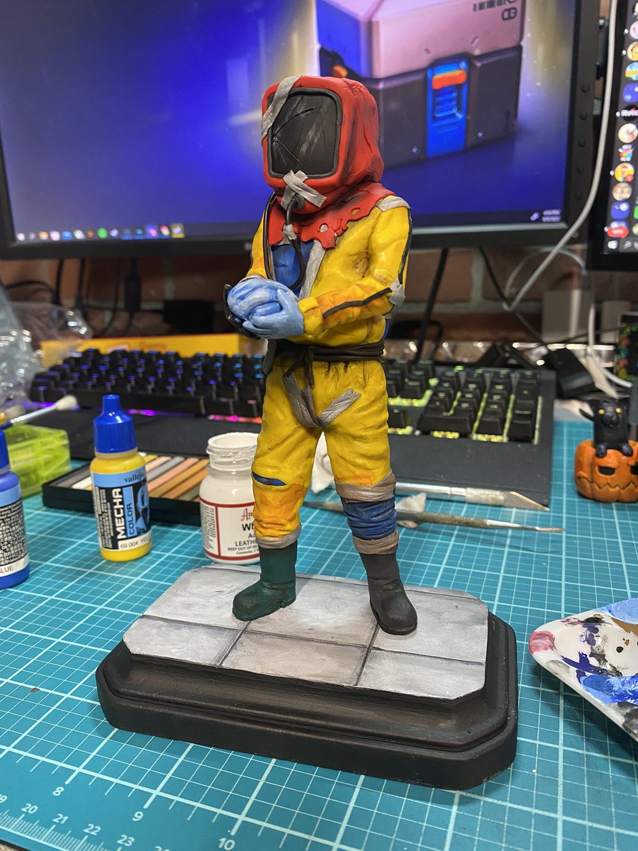 lameocal's tweet photo. Sculpted a hazmat suit from #rust @FcpnchStds @playrust for a good friend of mine. Have some final touches then it’s done. #videogames #pc #twitch https://t.co/NRhQEpHuUf