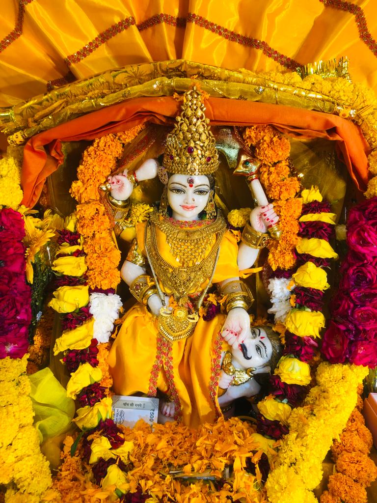 मन को अनन्य भाव से एकनिष्ठ कर मनुष्य को सदैव माँ बगलामुखी के पादारविन्दों का ध्यान करना चाहिए।