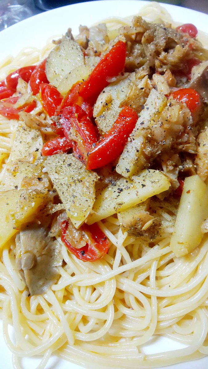neribito's tweet photo. 先日の #晩酌 。 #干し鱈 とじゃがいものパスタ。先日のトマト煮の少しテイスト変えた感じで。 ワイン は穏やかな白、 #マルヴァージア 。 #wine #malvasia #DonnaMarzia #ContiZecca https://t.co/XiNpf2wWee
