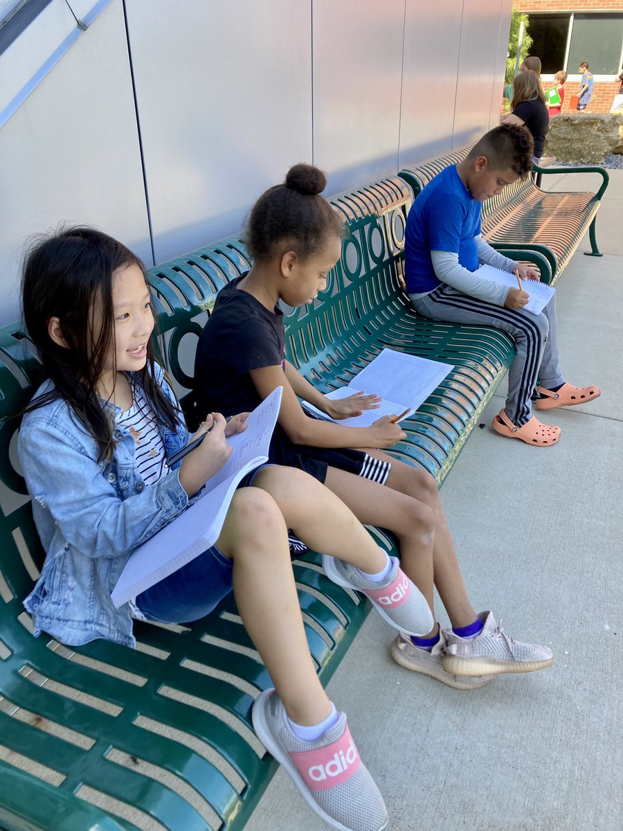 MsPGrade3's tweet photo. Taking science outside to observe living &amp; non-living things #whywefly https://t.co/2jNYXaEata