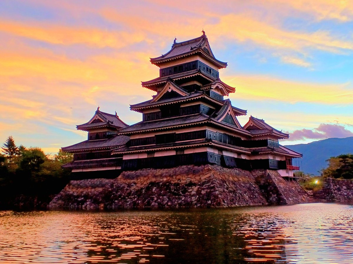 rizu0613y's tweet photo. 数日前のフォトですが.
..💦朝焼け松本城🏯✨ https://t.co/HR2wv4NcoO