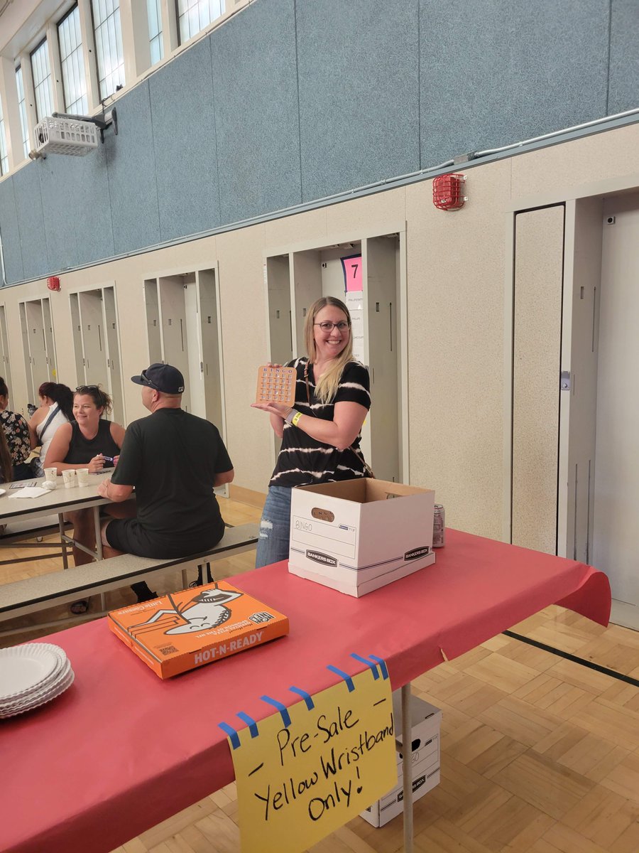 rocklinelemptc's tweet photo. Thank you to Sam Meteer for calling out our Bingo! We also want to give out a shout out to Little Caesars Pizza, all the teacher and parent volunteers, and especially all of you who came to have an amazing good time!! #RePaws #RUSDPROUD https://t.co/NzjAantzVC