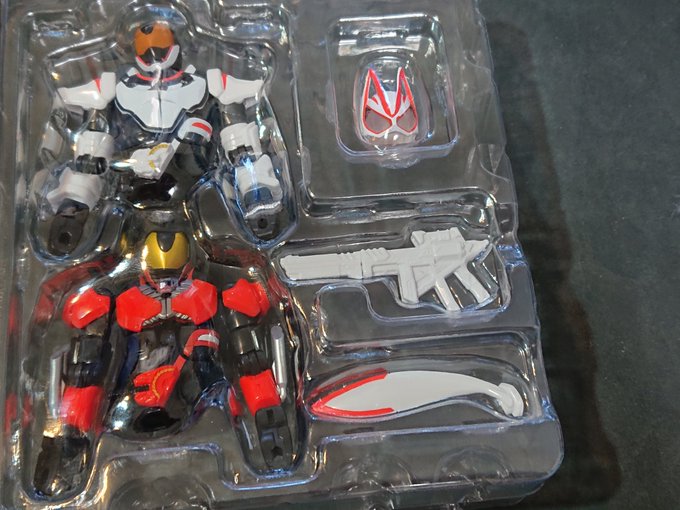 公式レビューでも言われてたけど、開けたらこれってだいぶ意味わからんよな…リボルブチェンジ 