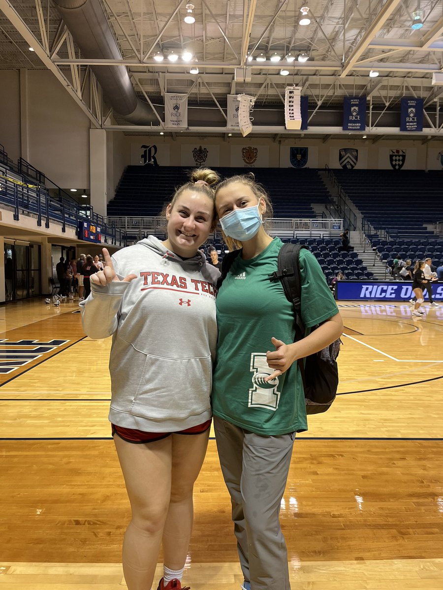 Two former teammates getting to play each other today! Love seeing this! #eagleforlife🦅❤️ <a href="/kyndalpayne1/">kyndal payne</a> <a href="/paigemooneyyy/">p money</a>