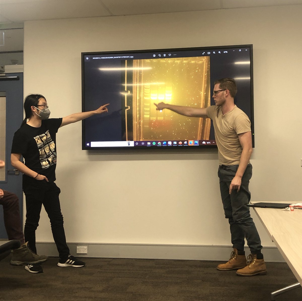 mqsynbioteam's tweet photo. Ed here giving a summary of our #gRNA products and how he extracted them 🧬 @Collier_TR    pointing out a cool looking lane. Looks like we’re making some #progress on setting up the Hao #DNA looping mechanism. 

Doesn’t this scene look kinda familiar 👀
#synbio or #art https://t.co/KzKdutHvxi