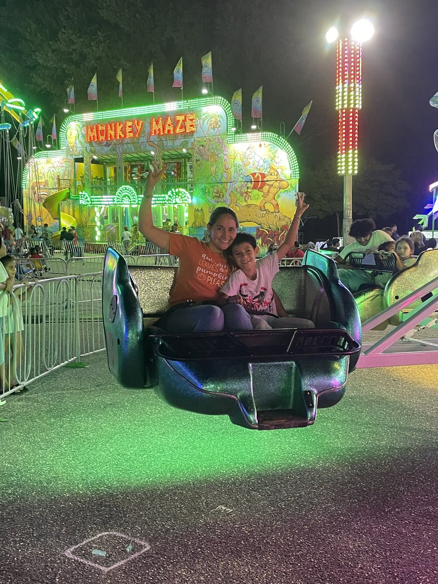 MrsMaybe_'s tweet photo. Advisees &amp; advisor gathering! We visited the County Fair. It was so much fun 😂 @elirodgue @ParticipateLrng #unitingourworld https://t.co/1hROEpwgFz