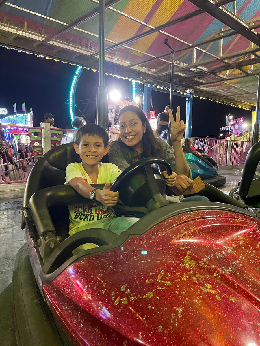 MrsMaybe_'s tweet photo. Advisees &amp; advisor gathering! We visited the County Fair. It was so much fun 😂 @elirodgue @ParticipateLrng #unitingourworld https://t.co/1hROEpwgFz