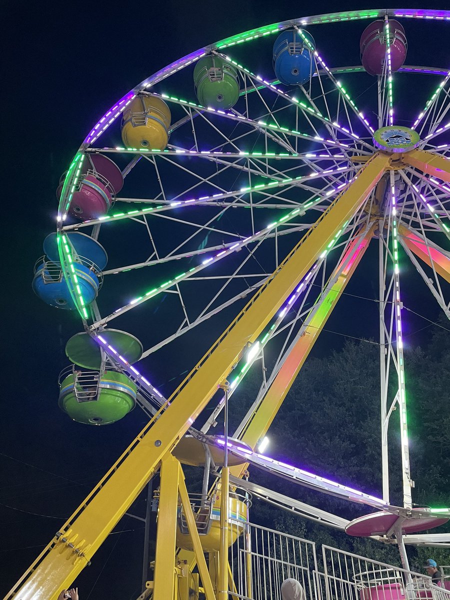 MrsMaybe_'s tweet photo. Advisees &amp; advisor gathering! We visited the County Fair. It was so much fun 😂 @elirodgue @ParticipateLrng #unitingourworld https://t.co/1hROEpwgFz