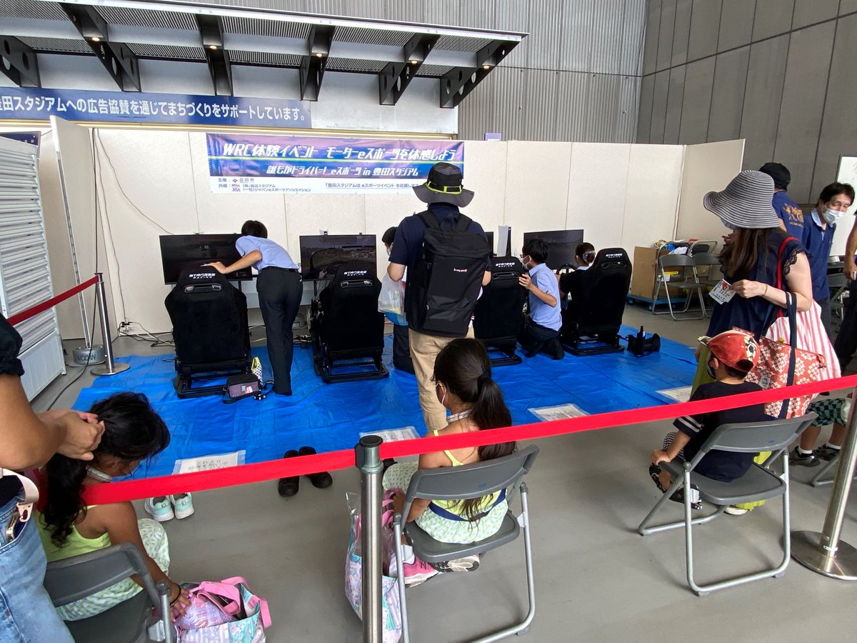 豊田スタジアム とよた産業フェスタ22 始まっています いい天気すぎて暑いので 皆様水分補給と影での休憩をお忘れなく 観客席で一休みしてくださいネ Eスポーツ コーナーも盛り上がっており まもなく12 00からはギャラリーもｏｐｅｎしますよ