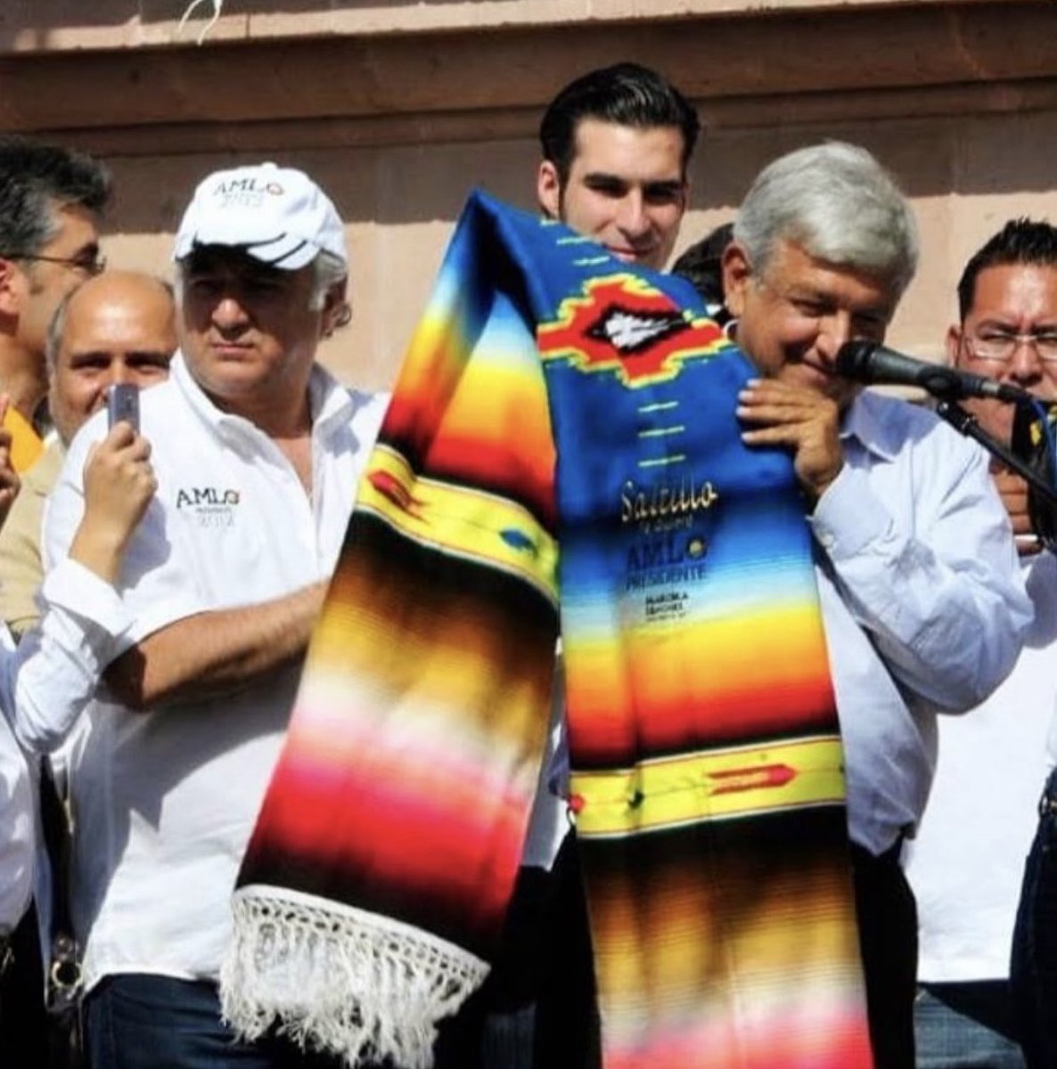 TorrucoTurismo's tweet photo. 👉🇲🇽 Miguel Torruco, padre e hijo, siempre leales y honrados de estar al lado de nuestro guía @lopezobrador_, un gran hombre que heredará a las nuevas generaciones un México más próspero, digno, justo y respetado en el ámbito internacional. 🇲🇽👈

⁦@MiguelTorrucoG⁩ https://t.co/h9hghCEN8F