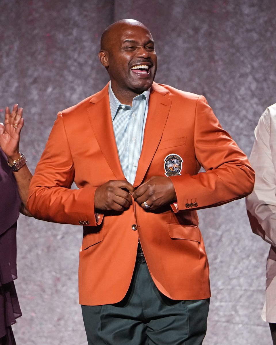 MiamiHEAT's tweet photo. Orange is definitely your color, @HardawaySr 🔥
@Hoophall // #HardawayHOF https://t.co/8B4UKWUvBI