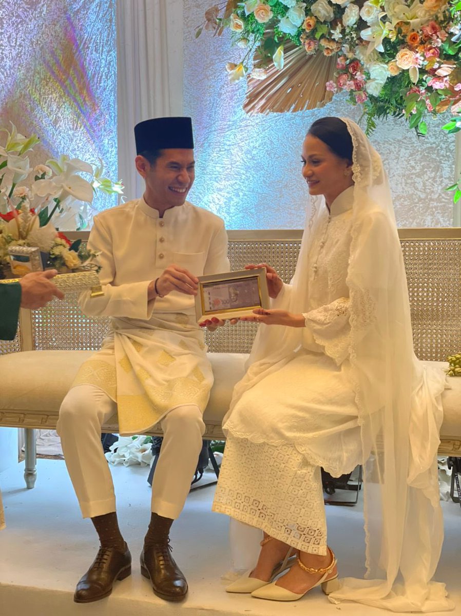 sultanmuzaffar's tweet photo. Congratulations to @sharifahamani &amp; Ahmed Faris. Selamat pengantin baru!

#MedNaniTilWhenWhen https://t.co/W4gyO6nUIO