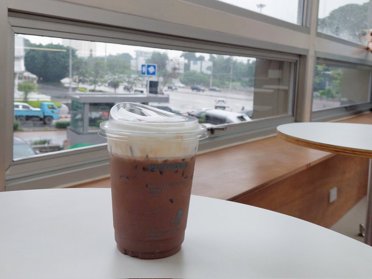 colourfung's tweet photo. กินกาแฟ ติดฝน ชมงาน art และซื้องาน craft เท่ๆได้ที่ Playworks (thinkpark ตรงข้ามเมญ่า) #รีวิวเชียงใหม่ https://t.co/vZwxDGSdUs