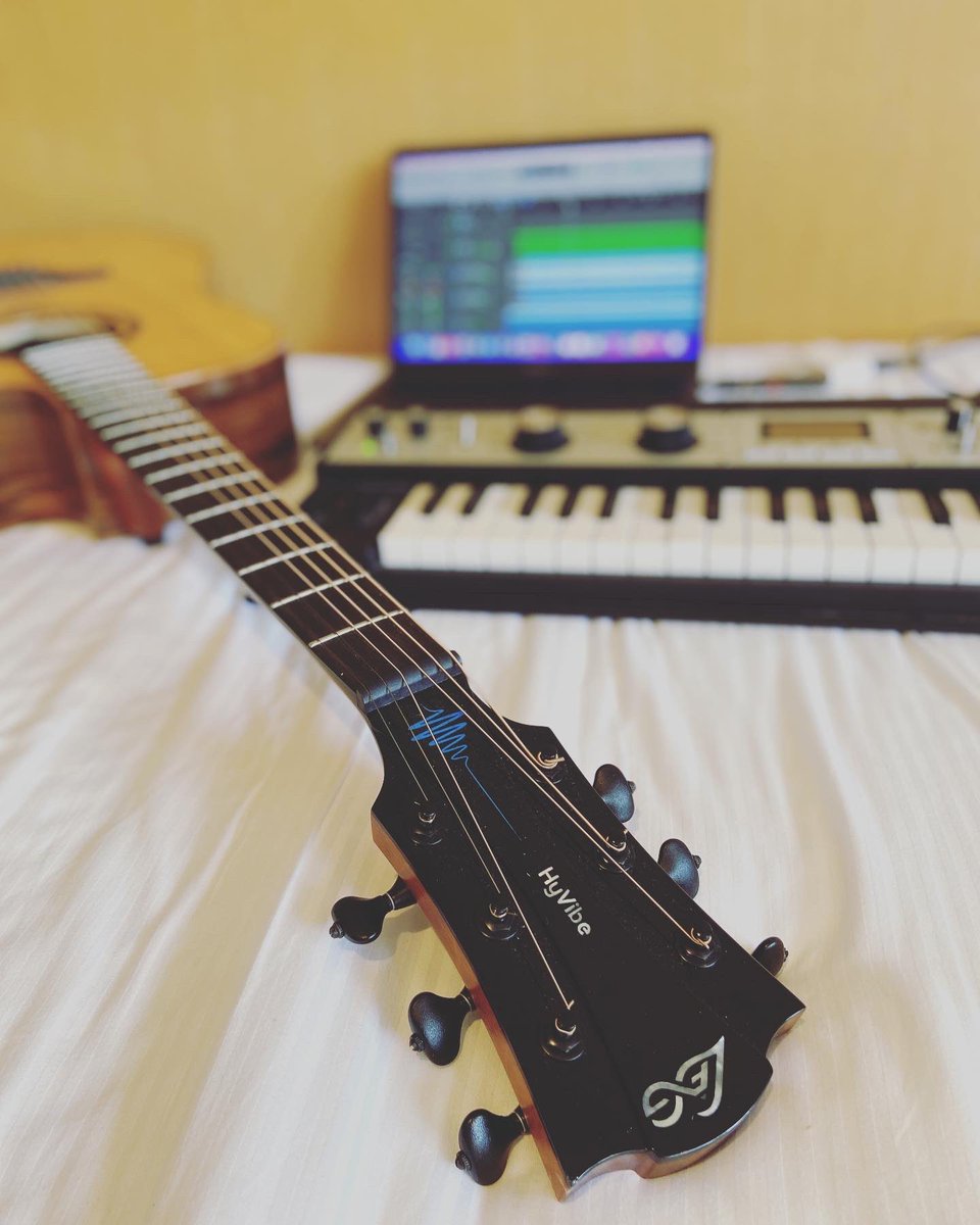 RYU59's tweet photo. 旅先のベッドで寝転がりながらの制作もたまには良いね。

たまには（笑）

#lagguitar #microkorgxl  #korg #macbookpro #logic https://t.co/CZnIuCwnGb
